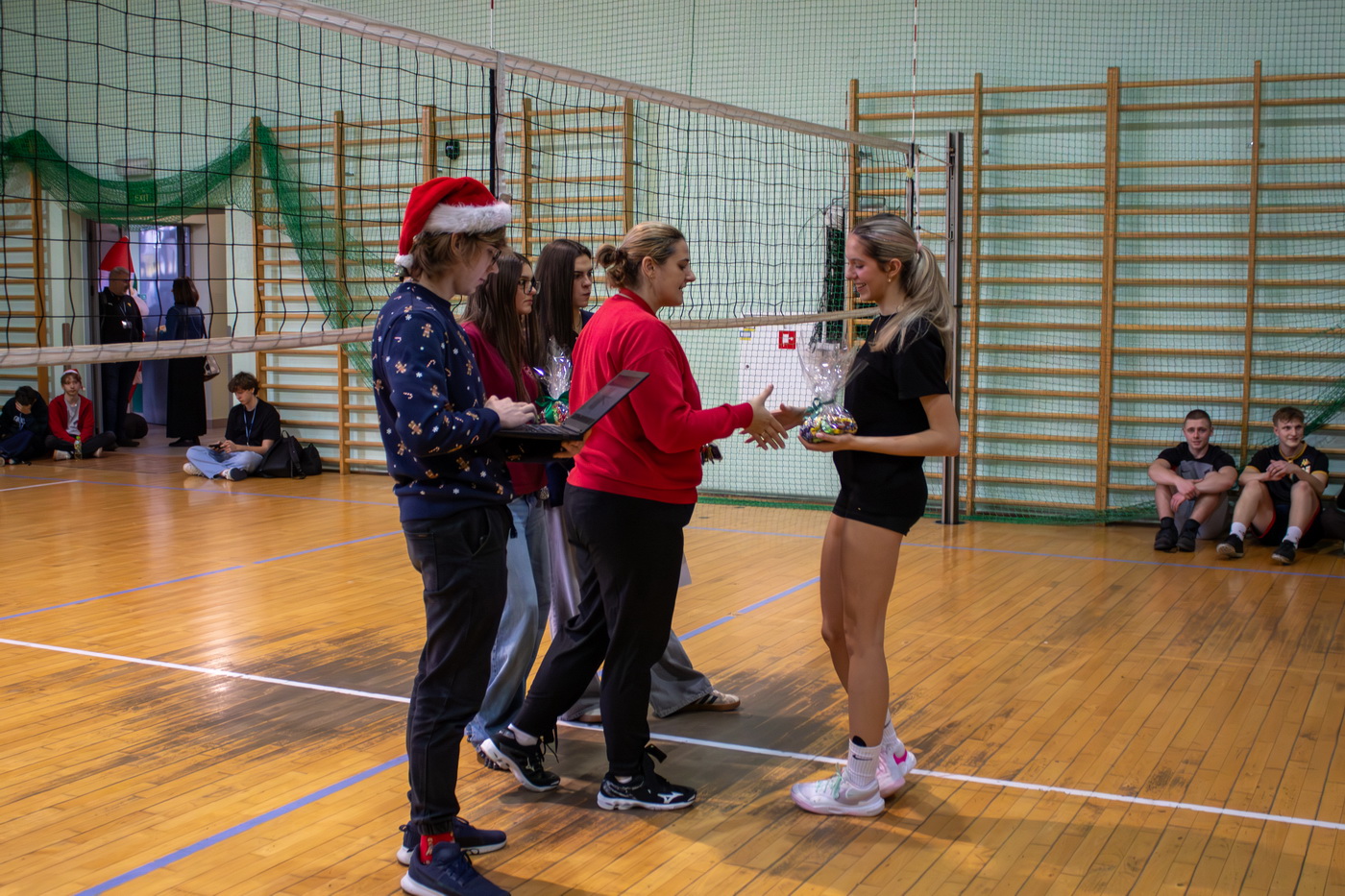 Zdjęcie Mikołajkowy Turniej Piłki Siatkowej 05.12.2025 N-12efeea29f-3fe4-42f6-96e6-bbcd06de4b44.jpg w galerii VI Mikołajkowy Turniej Piłki Siatkowej Trójek